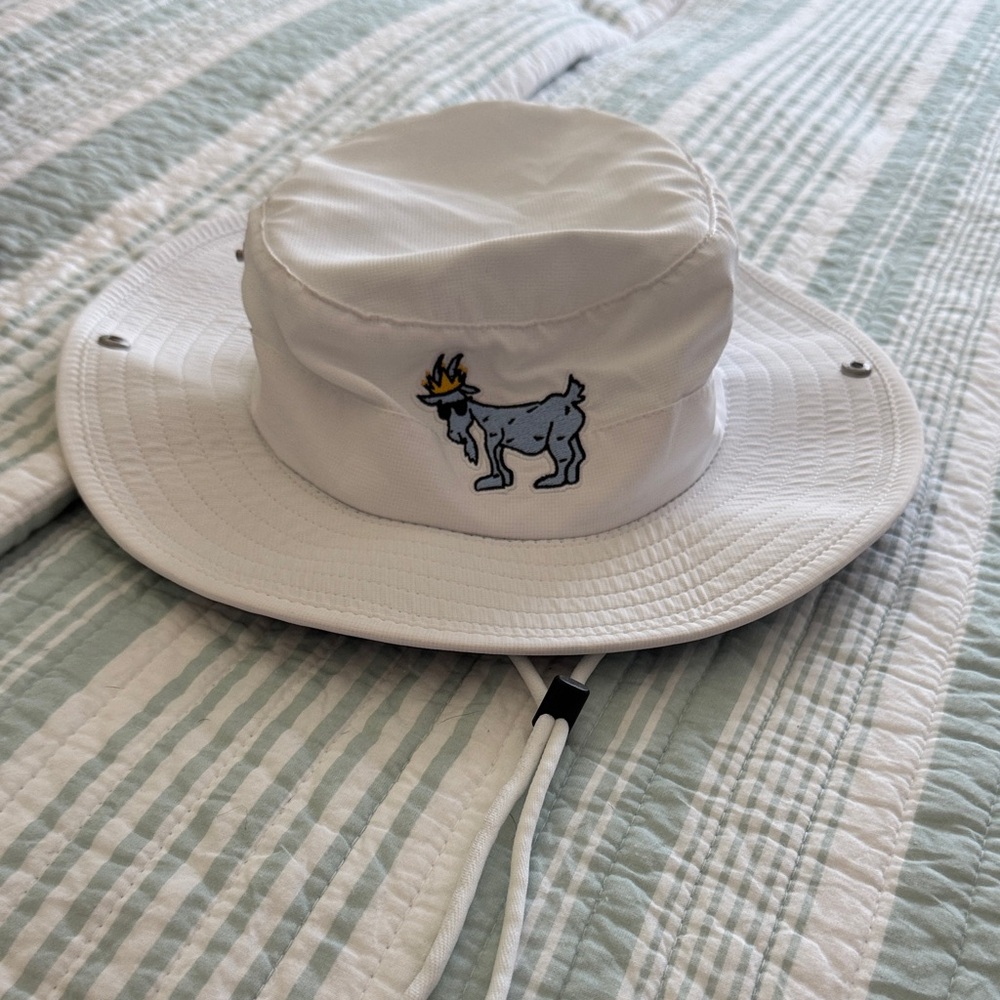 Stylish White Embroidered Bucket Hat for Men